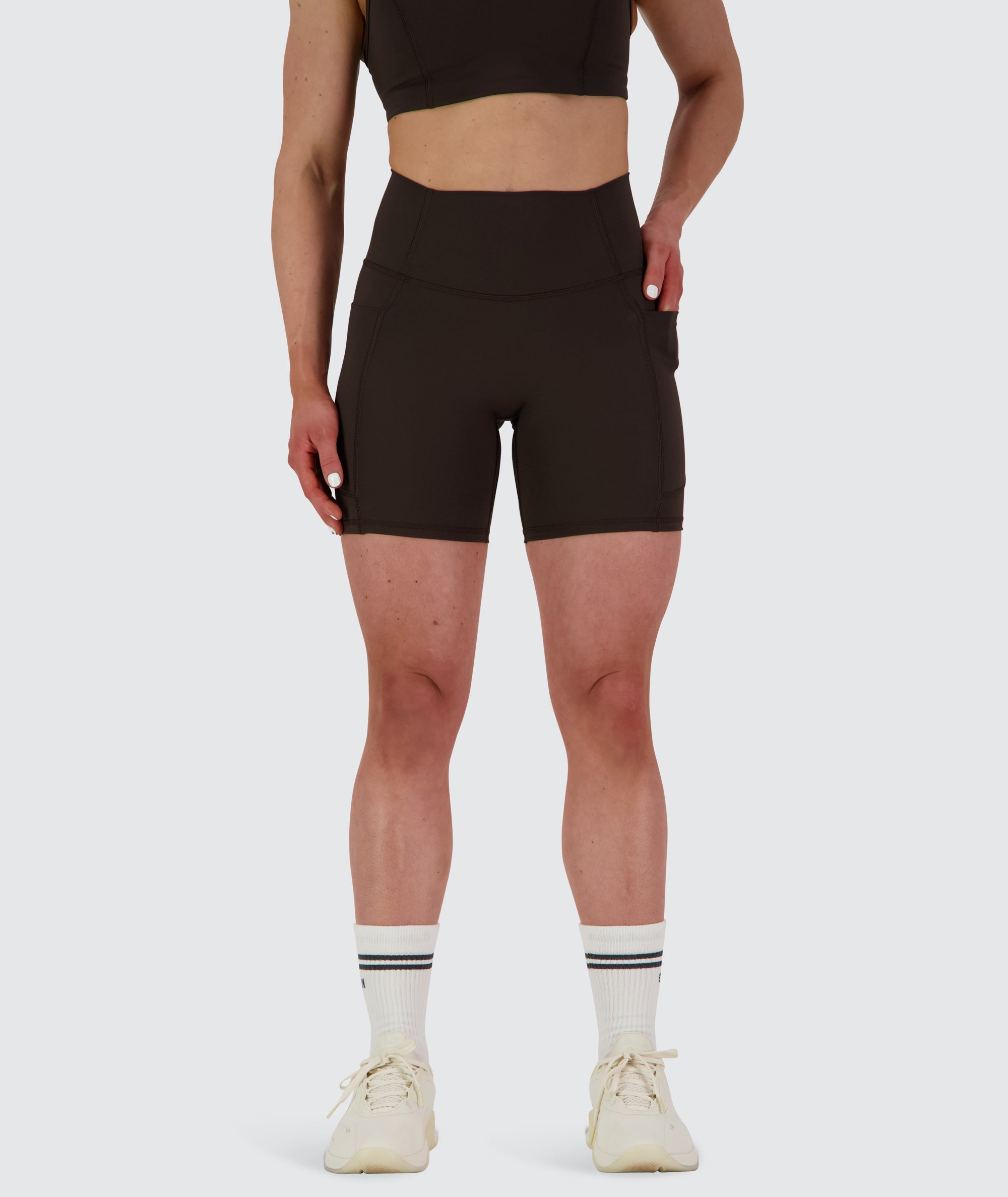 Women's Everyday Pocket Shorts Moody Espresso, Model 166 cm / size S #color_moody-espresso