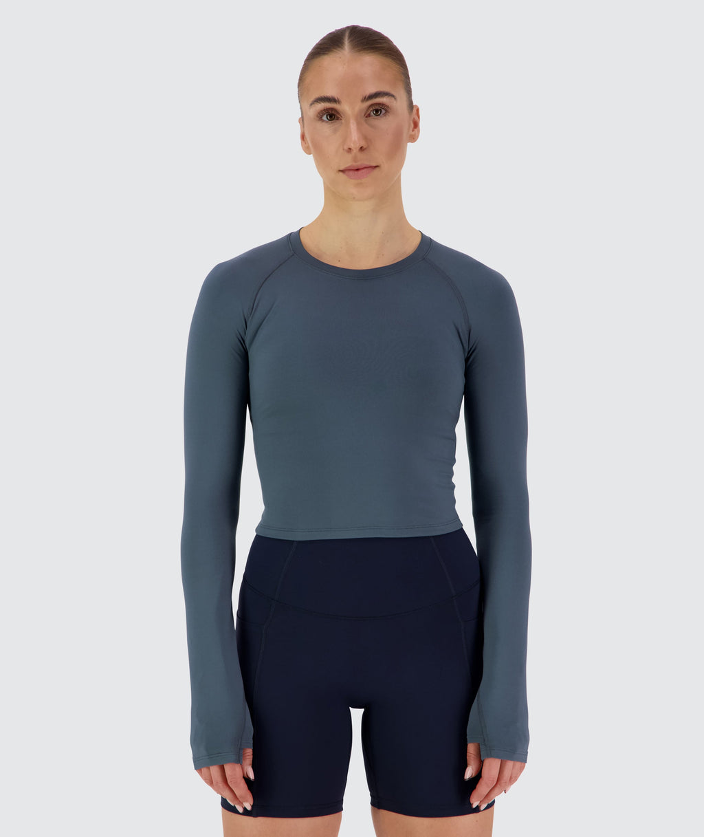 Women's Cropped ComfyKnit Longsleeve Dusty Navy, Model 176 cm / size S#color_dusty-navy
