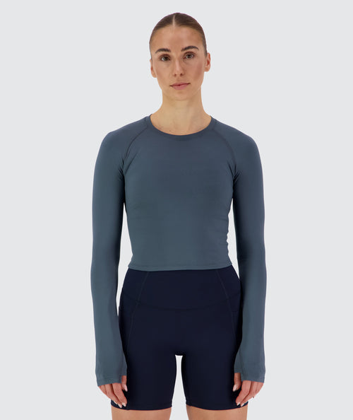 Women's Cropped ComfyKnit Longsleeve Dusty Navy, Model 176 cm / size S#color_dusty-navy